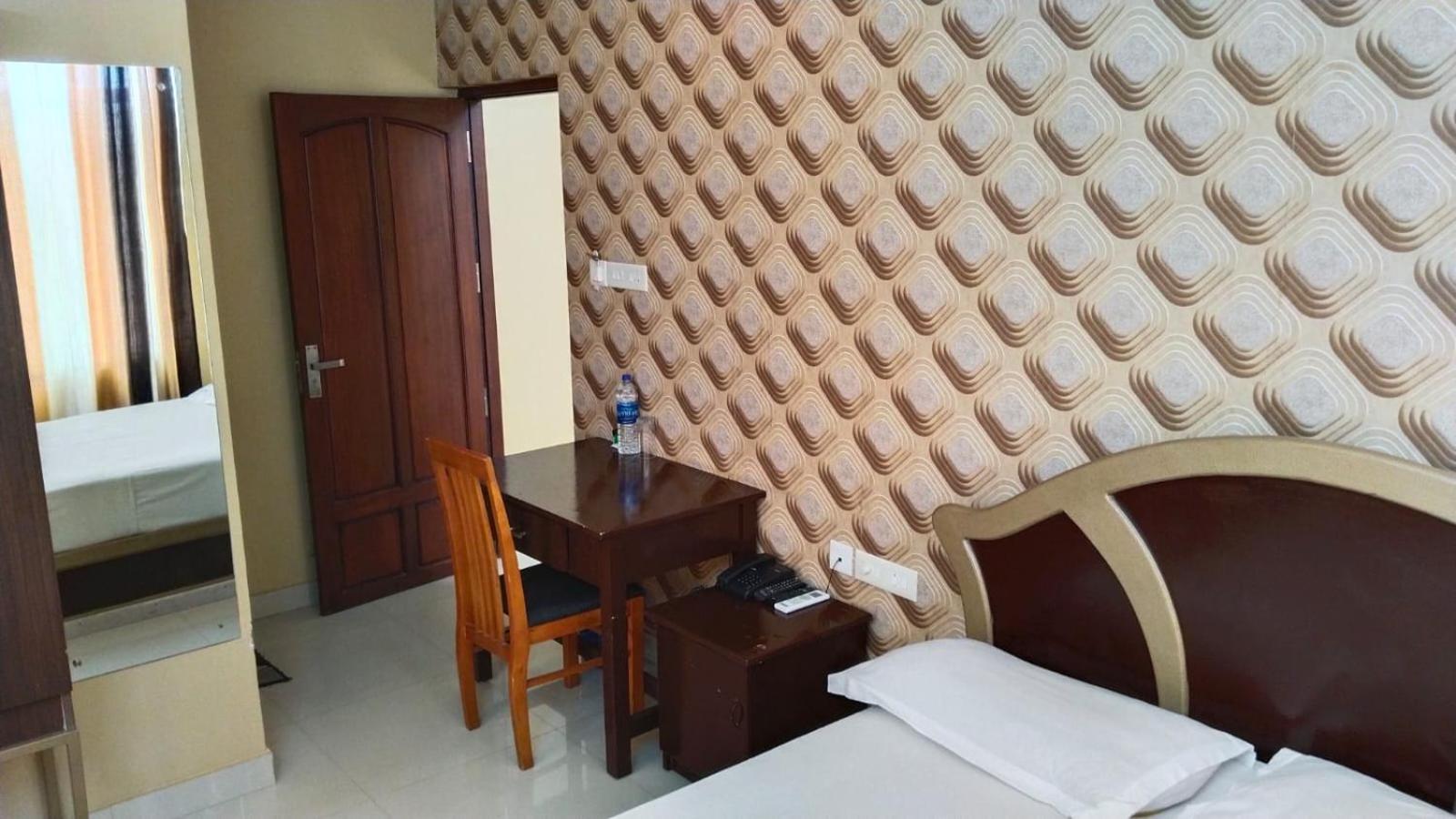 Hotel Falcon Thiruvananthapuram Esterno foto