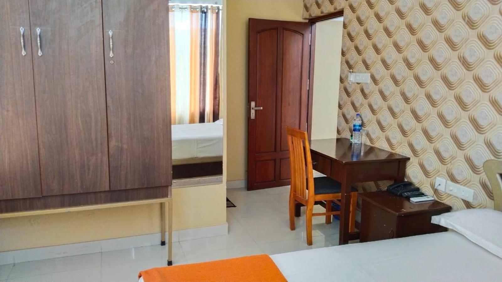 Hotel Falcon Thiruvananthapuram Esterno foto